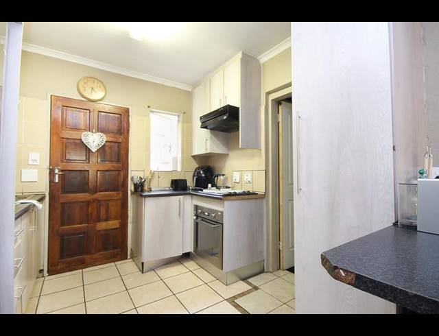 2 BEDROOM TOWNHOUSE FOR SALE IN THATCHFIELD